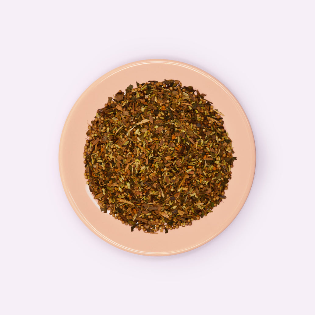 Ayurvedischer Bio Tee mit weissen Teeblättern und Gewürzen für Fokus und Klarheit. Von Cosmic Dealer, fair produziert.